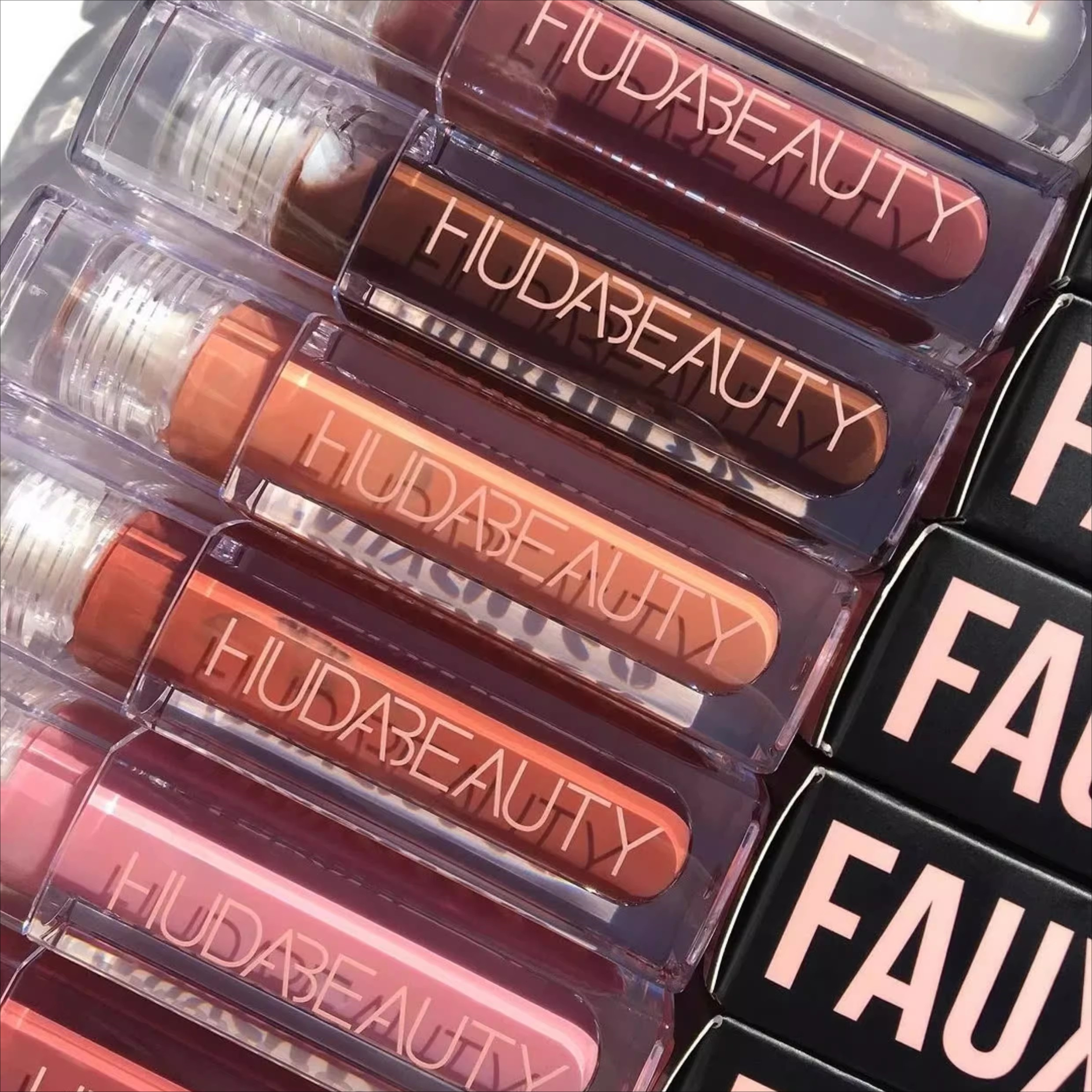 Huda Beauty Faux Filler Shiny  - Beauty Huda Makeup reseña y precio
